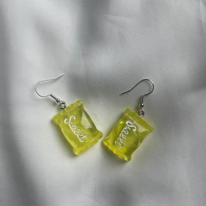 Örhängen  - Sweet örhängen i färgen gul för 5kr+13kr frakt 