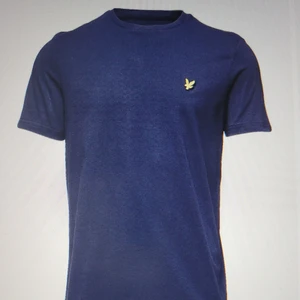 Lyle & Scott Navy Stl.M - T-shirt Mörkblå navy, stl.M. Lyle & Scott Crew Neck. Helt Ny, aldrig öppnad ur förpackningen. Tyvärr har tiden gått ut för att lämna tillbaka. Fraktkostnad tillkommer. 