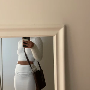 Vit fluffig topp! - Vit fluffig topp från HM som i princip är identisk till den tröjan Rachel har på bilden!🤩 Sitter tajt och är inte genomskinlig, dessutom är den väldigt skön🥰 Jag är storlek XS och den sitter åt på mig!