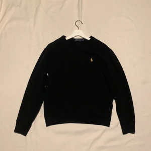 Polo Ralph Lauren Svart Crewneck - - 2 år gammal crewneck från ralph lauren - Storlek S - Inget kvitto finns - Meddela innan du köper