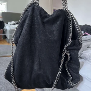 Stella McCartney väska  - Säljer min äkta Stella McCartney väska. Kom med prisförslag! Väskan är köpt i vintras och är i nyskick! Säljer ej under 5000kr. Storlek medium ❤️