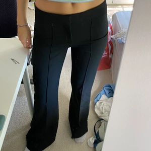 Lågmidjade zara byxor - Lågmidjade, helt oanvända, storlek XS, nypris 559kr, från zara