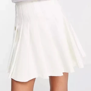 Vit tenniskjol - Vit tenniskjol från Monki i storlek 38. Helt oanvänd. 