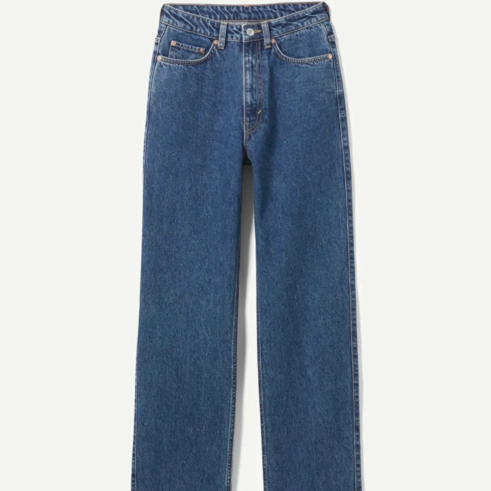Jeans från weekday i modellen rowe. Helt utan defekter och ser ut som nya!  (Sista bilden är inte rätt färg men samma modell) . Jeans & Byxor.