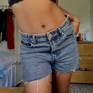 Mörkgrå jeansshorts  - Jätte fina lågmidjade jeansshorts från zara. De är i storlek s beroende på hur man vill att de ska sitta. (Frakt tillkommer)❤️