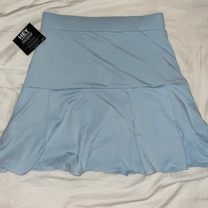 Ljusblå kjol - Säljer den här ljusblåa kjolen i otroligt skönt material från Nelly då jag råkade beställa två stycken. Helt oanvänd 