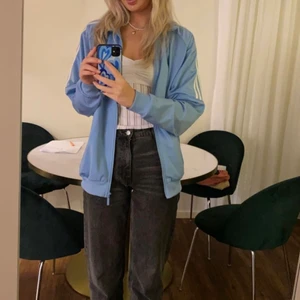 Adidas jacket - Så otroligt snygg retro adidas jacka, älskar den så troligt fin blå, väldigt snygg till allt. Men har tröttnat på den. Men tyxker fortfarande att den är så otroligt snygg