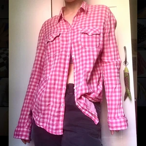 Somrig skjorta - Tunn rutig skjorta från H&M, köpt på second hand och har inte kommit till användning. Är i strl 42 och sitter lite löst på mig som bär S/M.