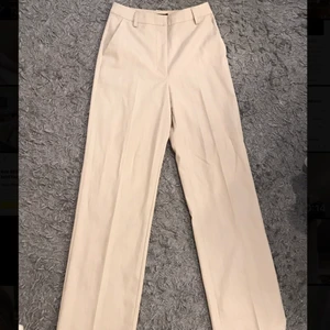 Bikbok kostymbyxa - Byxor som är helt i nyskick, använda 1 kväll och har tyvärr blivit för små för mig. Super fina och passar även oss som är lite längre, pris kan diskuteras vid snabb affär, köptes för 399kr😊 skicka för fler bilder!