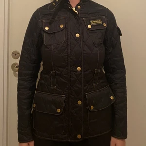 Barbour Jacka - Säljer min Barbour Jacka då jag aldrig använder den. Den är fräsch däremot har jag sytt igen fickan på en, dock inget som syns. 