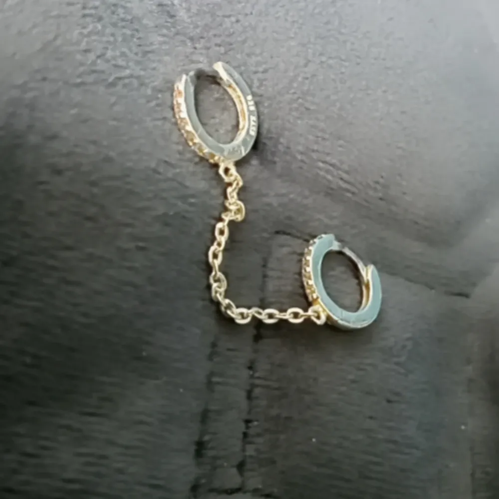 100 kr per ring, den från Sefina vill jag ha 150 för. Armband 100 kr st, örhänget 75. . Accessoarer.