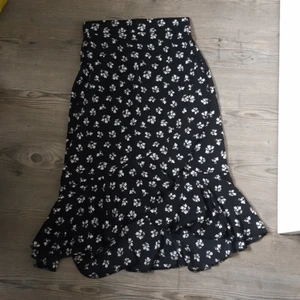 Lång kjol med volanger - Kjol från Lager157. Aldrig använd, gillade inte hur den såg ut på mig.