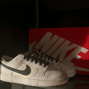 Dunk low ”reverse pandas - Dunk low reverse pandas i en enkel colorway som ✅går att matcha med allt✅. Och ☀️funkar perfekt året runt☀️❗️Box och kvitto finns ❗️, dem är helt deadstock (aldrig använda/påprövade). 💥Kan frakta dem eller mötas upp i Stockholm💥
