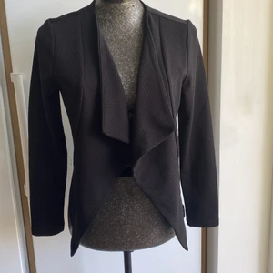 Snesydd kavaj stl 32/34 - Från happy Holly Mycket fint skick, obetydligt använd  