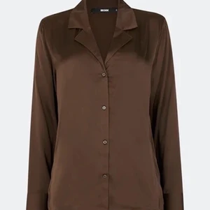 Skjorta  - Säljer min superfina skjorta från bikbok i satin. Sitter fint säljer den pga storleken. Kan användas som både skjorta och pyjamas. Vid snabb affär kan priset diskuteras. 