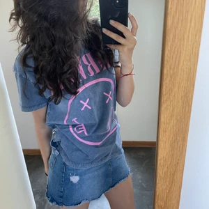 Smiley tröja - Säljer denna populära t-shirten från zara i storlek 164. Passar mig som vanligtvis har s/xs. Säljer då jag behöver pengar, budgivning startas om många är intresserade 💕💕 (kan mötas upp annars står kunden för frakt)