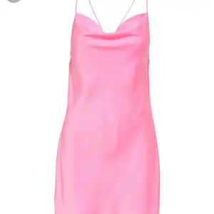 Super söt kort rosa siden klänning med öppen rygg. Den va tyvärr lite stor på mig men den va så fin! Storlek 36 skulle dock säga mer 38. Helt oanvänd ❤️ (bilderna är hahaha från sidan (Missguided) då klänningen som sagt inte satt så bra på mig). ☺️