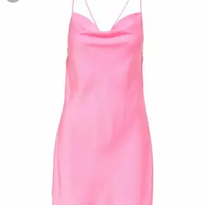 Super söt kort rosa siden klänning med öppen rygg. Den va tyvärr lite stor på mig men den va så fin! Storlek 36 skulle dock säga mer 38. Helt oanvänd ❤️ (bilderna är hahaha från sidan (Missguided) då klänningen som sagt inte satt så bra på mig). ☺️
