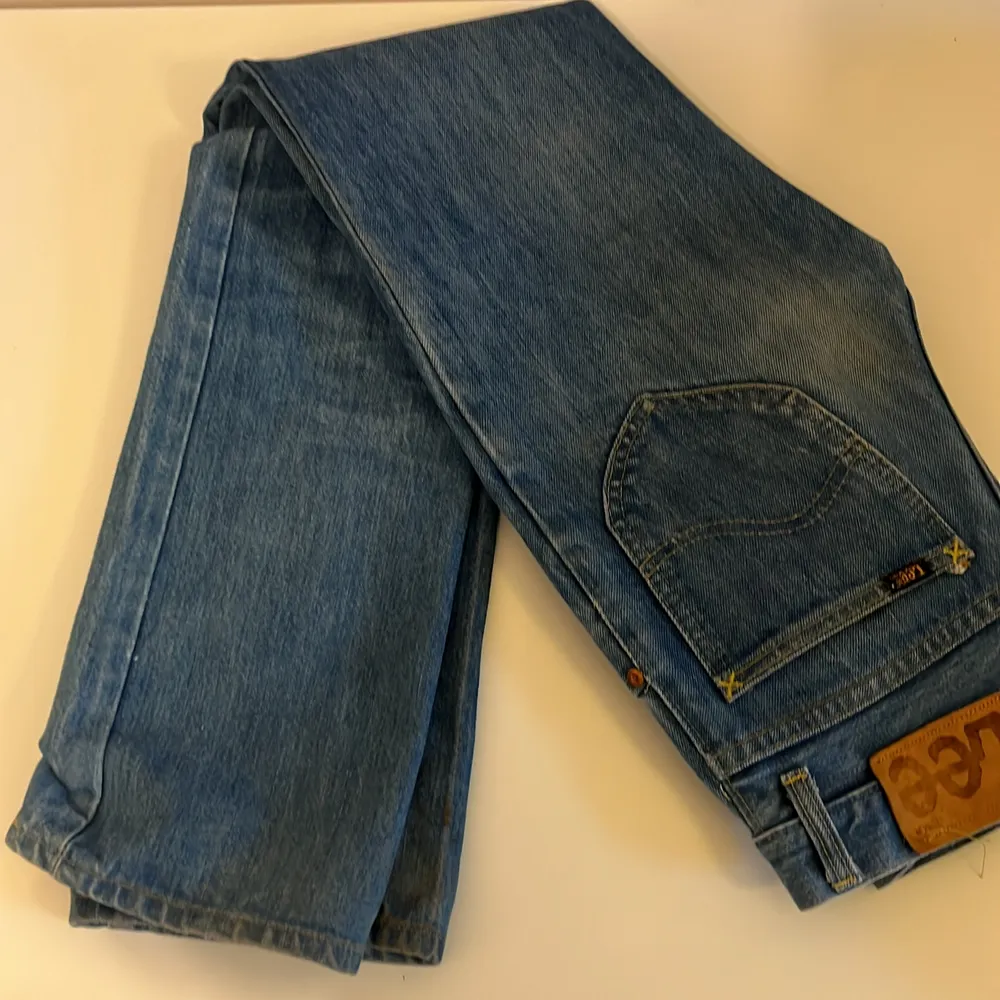 Jeans från lee köpta från stadsmissionen för 200. Mid waist och straight leg . Jeans & Byxor.