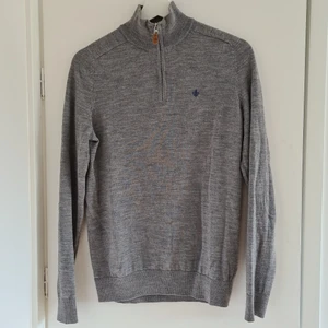 Morris John Zip - Merinotröja från Morris. Plagget är i fint skick och har bara använts ett fåtal gånger, tröjan är inköpt på Care of Carl, nypris 1500