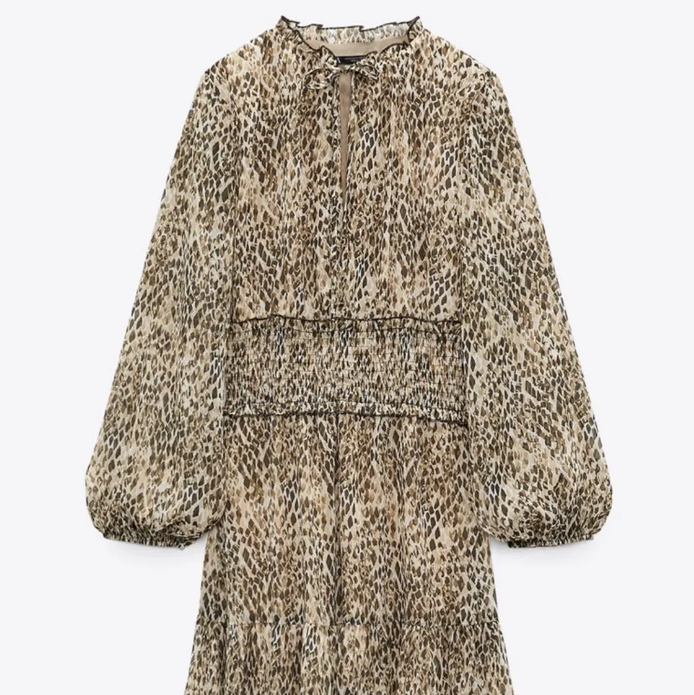 Säljer nu denna jättefina leopardmönstrade klänning ifrån zara 🤍 helt slutsåld på hemsidan 🤍 nypris 400kr , kan gå ner i pris vid snabb affär 🤍. Klänningar.