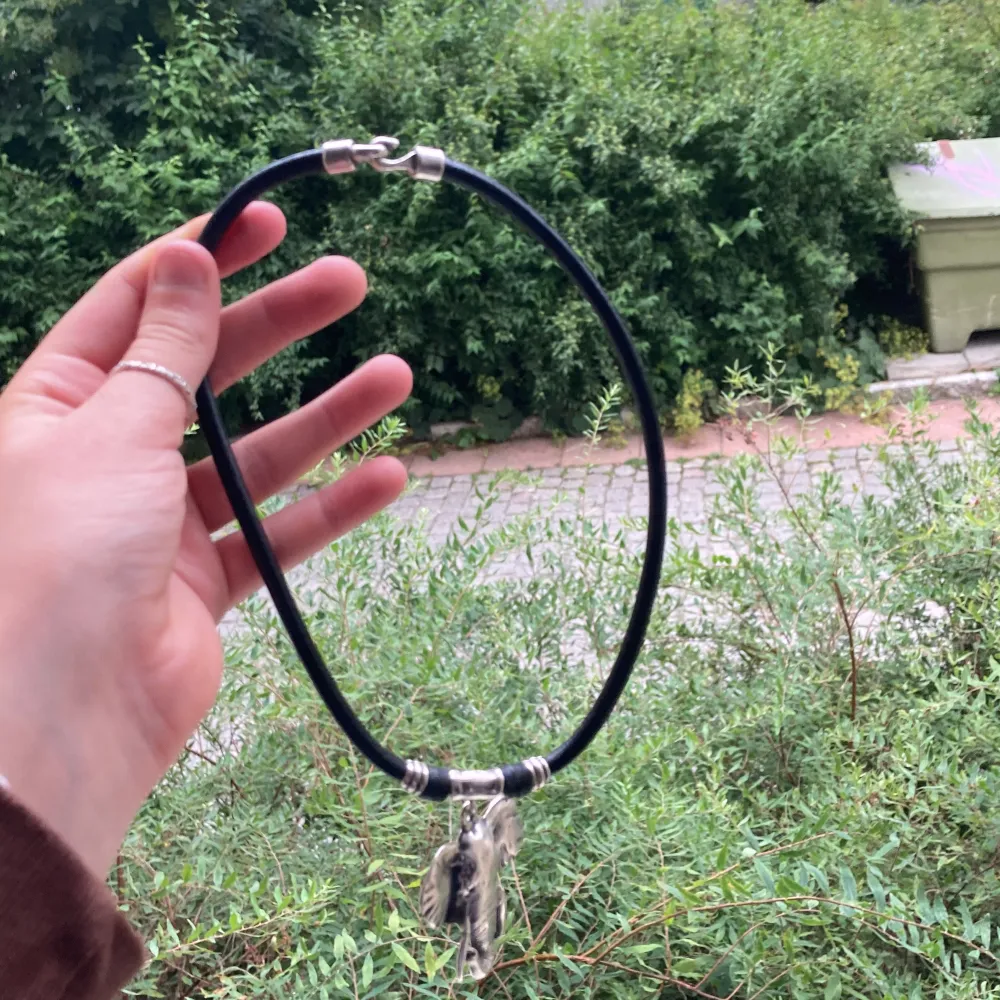 Ett väldigt fint halsband som aldrig kommit till användning 💕 GRATIS FRAKT!. Accessoarer.