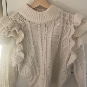 Stickad tröja  - Säljer min stickade tröja som jag älskar, men tyvärr har den bara legat i min garderob länge så känner att det är bäst att jag säljer den❤️