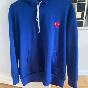 CDG tröja M - Snygg blå hoodie. Skick 9/10 använd 2 gånger Nypris 2200kr