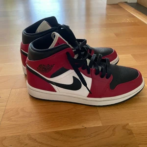 Jordan 1 Chicago black toe - Säljer mina jordans i storlek 40.5, fortfarande i väldigt bra skick (knappt creasade). Köpta på footlocker. Pris kan diskuteras privat. Köpare står för frakt. 