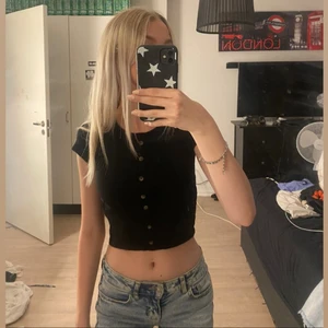 T-shirt från hm - En vanlig t-shirt från hm med knappar