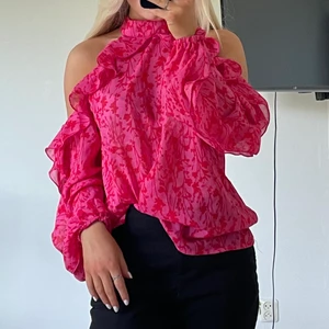 Rosa blus - Rosa blus från ginatricot, endast använd en gång, köparen står för frakten på 49kr🤍