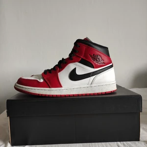 Jordan 1 Chicago Mid  - Skick 7,5/10. Har kvitto och låda.