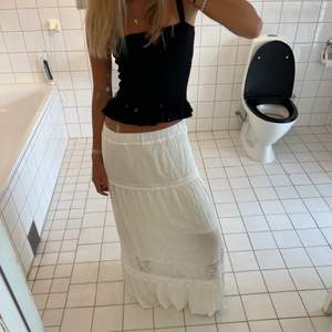 Säljer skit snygg lång vit volang kjol! Jag är ca 168cm lång 