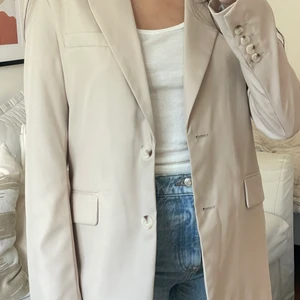 Kavaj strl s Bershka - Sandfärgad superfin kavaj från bershka i strl s, köpt för 399kr. Knappt använt den 💕 