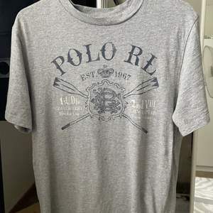 Jag säljer en grå Polo Ralph Lauren t-shirt i storlek 160 men passar som XS/S. Säljer då den inte kommer till användning och känner att den är värd att sälja. 