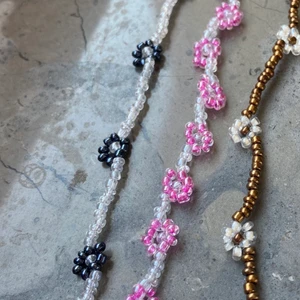 Egengjorda armband - Jag har nu även möjlighet att göra dess typer av armand med blommor. Du får själv välja vilka färger du vill ha och hur du vill kombinera dem. Även dessa armband fästs med ett knäppe och en hake för ett hållbarare armband.