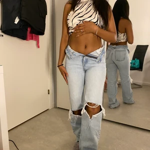Zara jeans  - Säljer dessa jeans som jag inte använder länge. De är ganska långa, passar mig som är 175. min vän på bilden är 158.