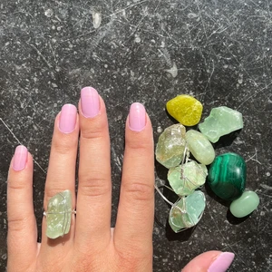 Kristallring grön kalcit - Silverring med grön kalcit: står för manifestation och att drömma stå stort 