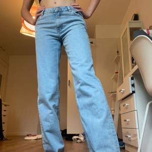 Jag säljer ett par jätte fina jeans från monki helt nya bara testade säljer pga förstora i midjan +betala frakt på 69kr