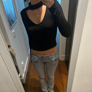 Svart V-ringad tröja Zara - Säljer denna as snygga festtoppen från Zara, storlek 36. Jättebra skick. 