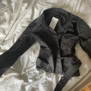 Vintage jacka - Säljer den perfekta vår/höst jackan. Jättefin på och exakt så jag vill ha den iallafall. Tyvärr är den för liten för mig som är en M och 176 cm lång. 