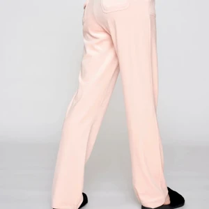 Juciybyxor 💗💘 - Säljer mina nästan helt oanvända juciy byxor💓I färgen pale pink💕 Jätte bra skick. Säljer pågrund av fel storlek❤️