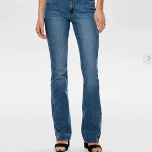 lågmidjade bootcut - Säljer dessa jätte fina lågmidjade bootcut jeans, andvände engång då jag har nästan likadana som jag gillar mycket mer är i storlek 25/32 som passar jätte bra för mig som är 168, kom privat för fler frågor! 