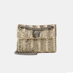 Slutsåld Kurt Geiger väska i guld paljetter - Säljer nu min fina guldiga Kurt Geiger väska i paljetter. Den är i helt och hållet nyskick och är helt slutsåld. Nypris är 1345kr och säljer för 1000kr. Hör av er för mer frågor💓