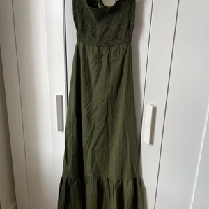 Ny klänning från Zara - Ny klänning med lapparna kvar från Zara, L Slutsåld på nätet  Midiklänning. Linneblandat tyg. Rak krage med smockresår. Sprund i ryggen. Remmar med resår. Volang i nederkanten. Knäppning i sidan med dold dragkedja i sömmen. Bilder delvis från Zara