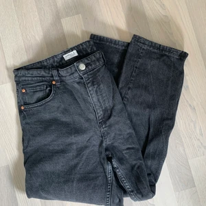 Svarta momjeans - Svarta momjeans från Lindex i strl 42, inga synbara slitningar. Supersköna och midjan går ungefär lite ovanför naveln. Säljes endast pga inte passar. 