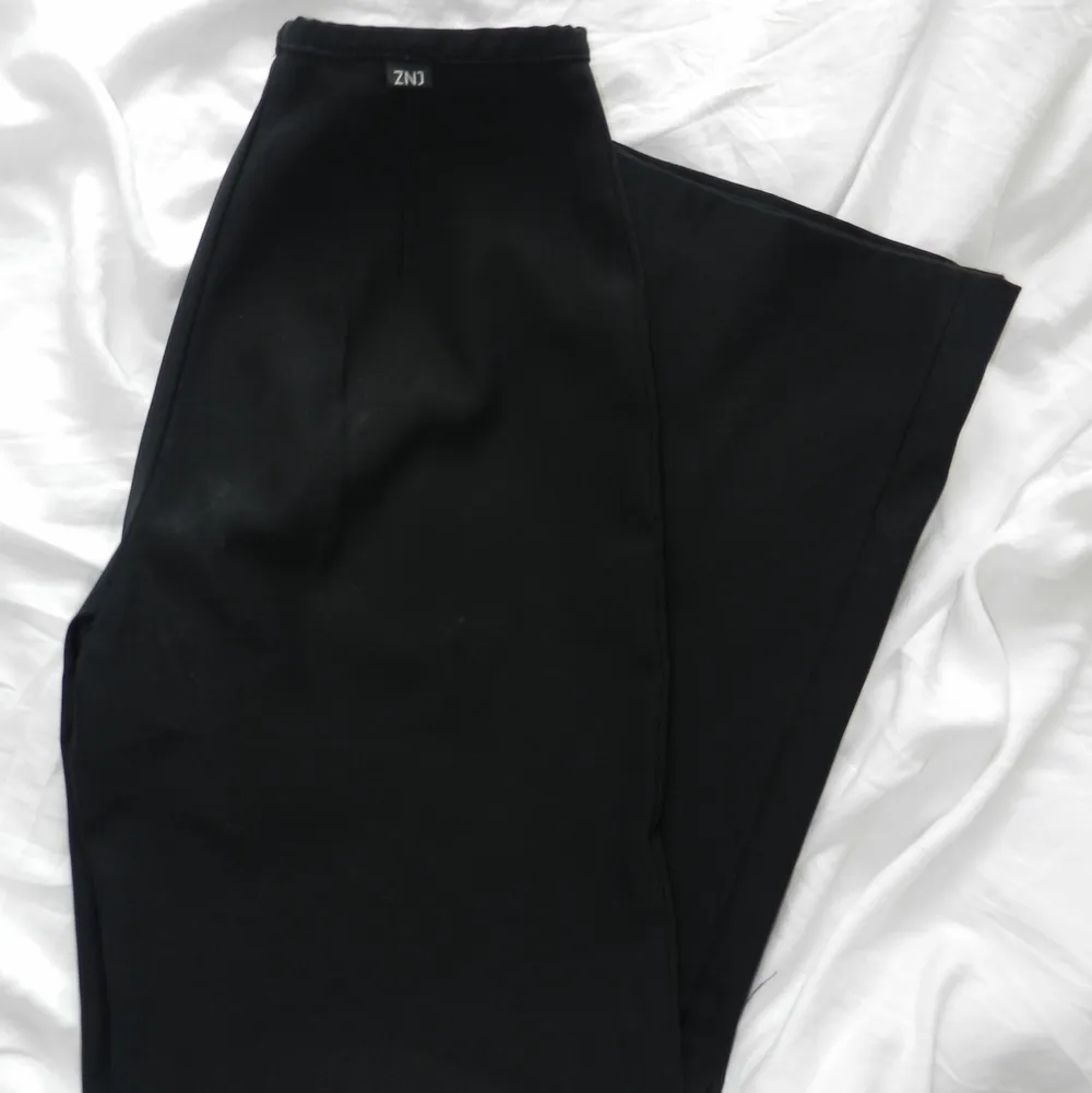 Svarta kostymbyxor köpta från humana som tyvär är för små! Har en liten defekt på baksida ben (bild 3). Står ingen storlek men skulle gissa xs! Skriv för frågor eller fler bilder. Jeans & Byxor.