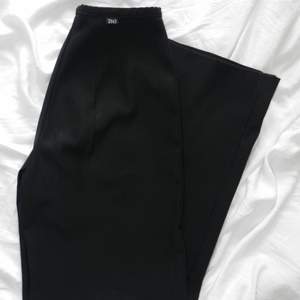 Svarta kostymbyxor köpta från humana som tyvär är för små! Har en liten defekt på baksida ben (bild 3). Står ingen storlek men skulle gissa xs! Skriv för frågor eller fler bilder