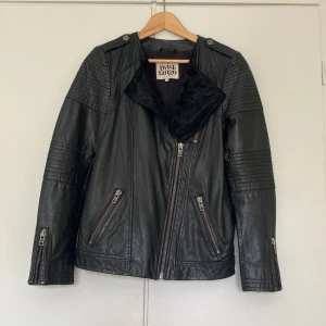 Läderjacka från Twist&Tango - Snygg läderjacka frånTwist&Tango. Bra passform och knappt använd. 