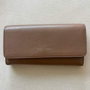 Hej✨ Säljer min fina ljusbruna Marc Jacobs plånbok 🤎 Köpt hos Raglady i Göteborg. 